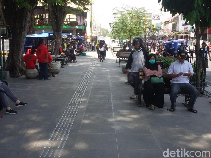 Menggunakan masker merupakan salah satu upaya untuk mencegah dampak abu vulkanik. Foto: Edzan Raharjo/detikcom Menggunakan masker merupakan salah satu upaya untuk mencegah dampak abu vulkanik. Foto: Edzan Raharjo/detikcom
