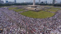 Massa mulai memadati kawasan Monas setelah salat berjemaah di Masjid Istiqlal, Jumat (11/5/2018).