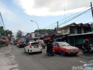Hati-hati dengan Tumpukan Abu Saat Berkendara Dekat Gunung Meletus