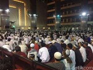 Subuh Berjemaah, Massa Aksi Bela Palestina Padati Masjid Istiqlal