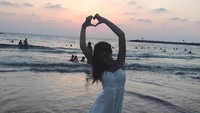 Noa sendiri suka liburan ke pantai. Itu terlihat dari fotonya di Instagram yang kebanyakan di pantai dan mengenakan bikini. (Instagram/Noa Elharar)