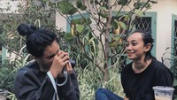 Ngobrol bareng temen paling enak ditemani es kopi dan cake cokelat. Eits, tapi kenapa wajah cantik Ayu ditutupin gitu? Foto: Instagram ayushita