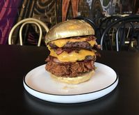 Mau Cicip? Roti Burger Inj Berlapis Emas 24 Karat Asli