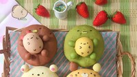 Donat bentuk si gemas Sumikkogurashi! Duh, lucu banget sih. Kira-kira isinya apa, ya? Foto: Instagram @kunkathy