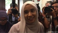 Isu itu telah dibantah mentah-mentah oleh Nurul Izzah, yang kini berstatus janda setelah bercerai dengan suaminya yang seorang pengusaha, Raja Ahmad Shahrir Iskandar Raja Salim, pada Januari 2015. Tolong hentikan setiap berita palsu yang beredar. Terima kasih, ucapnya. Foto: Haris Fadhil/detikcom