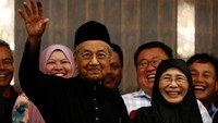 Ia juga diketahui sebagai penggagas mobil nasional Proton. Bahkan Mahathir mendapat julukan sebagai Bapak proton. Foto: Dok. REUTERS/Lai Seng Sin