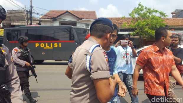 Polisi mengamankan orang yang mengambil gambar di Mako Brimob Depok, Jumat (11/5/2018)