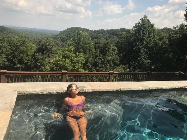 Jika cuaca sedang panas, Isabela memilih berendam di kolam renang. Pilihan liburan yang cukup sederhana (Instagram/Isabela Moner)