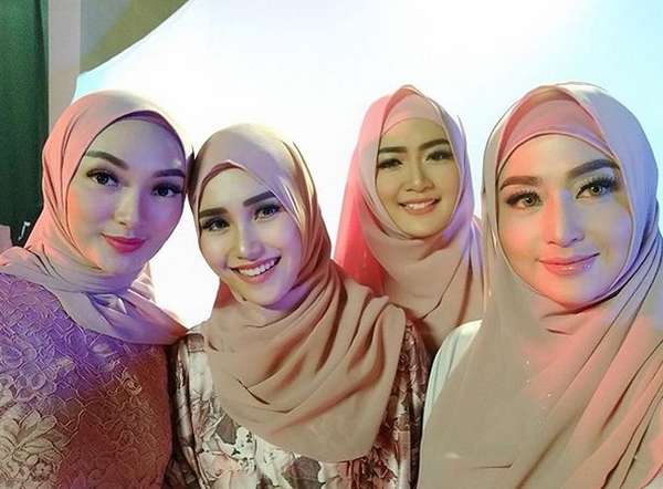 Kenakan Hijab Dewi Persik Bikin Pangling