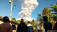 Warga yang terkejut langsung keluar dari rumahnya masing-masing dan mengamati Gunung Merapi dari tempat tinggalnya.  (Foto: Ragil Ajiyanto/detikcom)