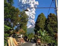 Foto-foto Letusan Merapi yang Diabadikan Netizen