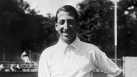 Penemu Laсoste - Rene Lacoste. Siapa sangka brand fashion dunia ini tak didesain oleh seorang desainer pakaian tapi seorang pemain tenis asal Prancis. Rene Lacoste memberi logo buaya pada baju tenis yang didesainnya yang menunjukkan bagaimana dia menjadi bak seekor buaya saat mengalahkan lawan-lawannya. brightside.me/Istimewa.