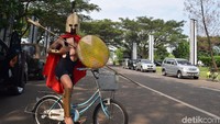 Adil (46), peserta race yang berdandan ala Barbarian dalam game Clash of Clans. Foto: Annisya/detikHealth 