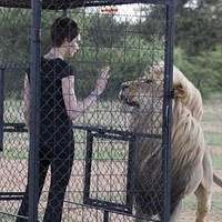 Cara Delevingne saat berinteraksi dengan singa. Adapun pemotretan berlangsung di sebuah padang gurun di Afrika Selatan.  (Foto: Dok. TAG Heuer)