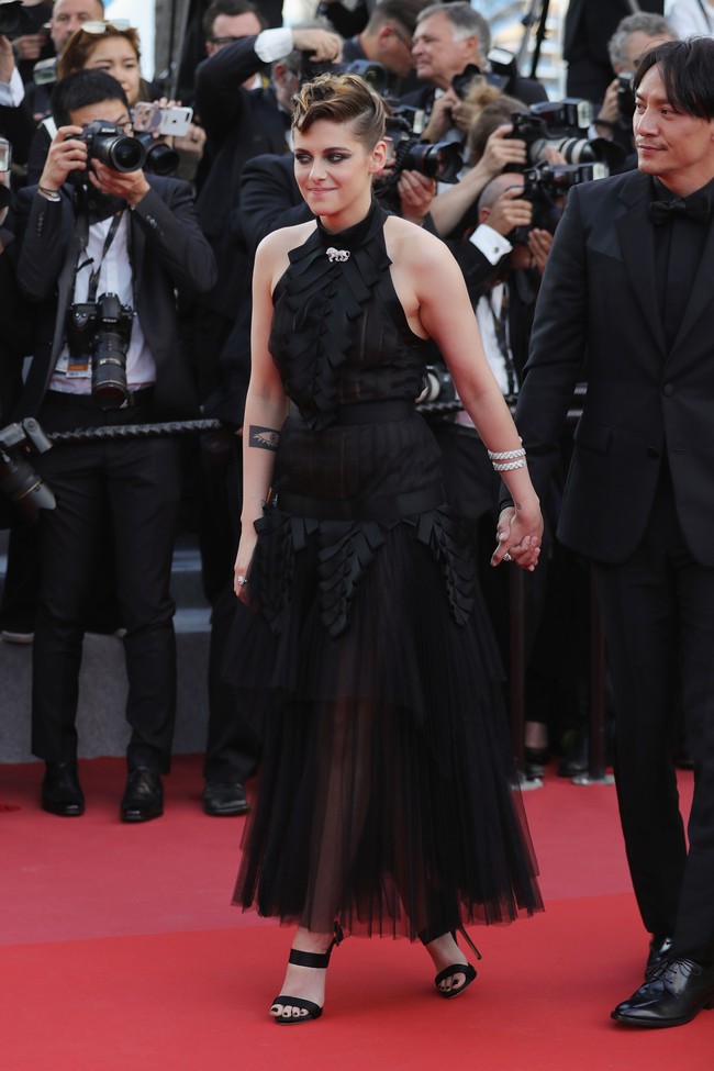 Kristen Stewart tampil menawan dengan makeup gothic yang melengkapi gaun Chanel milknya. Foto: Dok. Getty Images