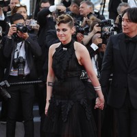 Kristen Stewart tampil menawan dengan makeup gothic yang melengkapi gaun Chanel milknya. Foto: Dok. Getty Images