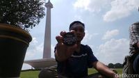 Dari Bogor ke Monas Pria Ini Jualan Pin Aksi Bela Palestina