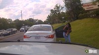 Seorang ibu kemudian keluar dari mobil dan menggendong seorang bayi. Nix kemudian menanyai ibu tersebut dan dikatakan bahwa bayinya tidak responsif.  (Foto: Dok. Kepolisian Marion County)
