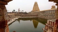 Di antara reruntuhan Hampi, ada sumur atau bendungan air keramat yang biasa disebut Pushkarani. Walaupun berada ribuan mil dari kota, tapi sumur-sumur ini dianggap sebagai bagian dari Sungai Gangga. (kittakatti_/Instagram)