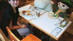 Lihat Pose Manis Ayushita Saat Cicip Gulali Sampai Makan Bareng Boneka