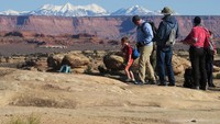 Tapi ingat, hanya terdapat 6 titik di sana yang boleh dikunjungi yakni Island in the Sky, The Needles, The Maze, Horseshoe Canyon Unit, The Rivers dan Cataract Canyon. Bahkan, Canyonlands National Park asyik didatangi bersama keluarga (Facebook/Canyonlands National Park)