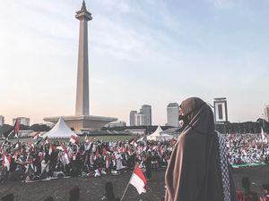 Zaskia Sungkar dan Suami Ikut Bela Palestina, Begini Penampilannya
