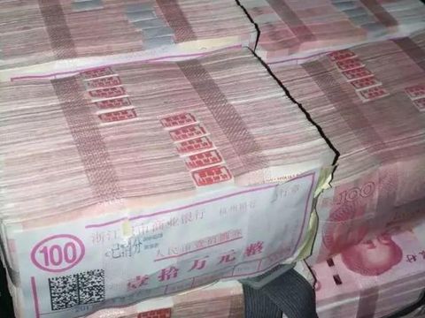 Penampakan uang yang ditinggalkan pria demi bisa putus dengan pacarnya