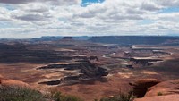 Tanah dan bebatuan di sana berasal dari pegunungan-pegunungan yang lokasinya jauh. Bebatuan yang terpecah-pecah terbawa oleh angin dan air (Colorado River dan the Green River), menciptakan endapan yang akhirnya menjadi lapisan batuan sedimen yang beragam (Facebook/Canyonlands National Park)