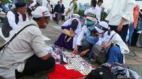 Dari Bogor ke Monas Pria Ini Jualan Pin Aksi Bela Palestina