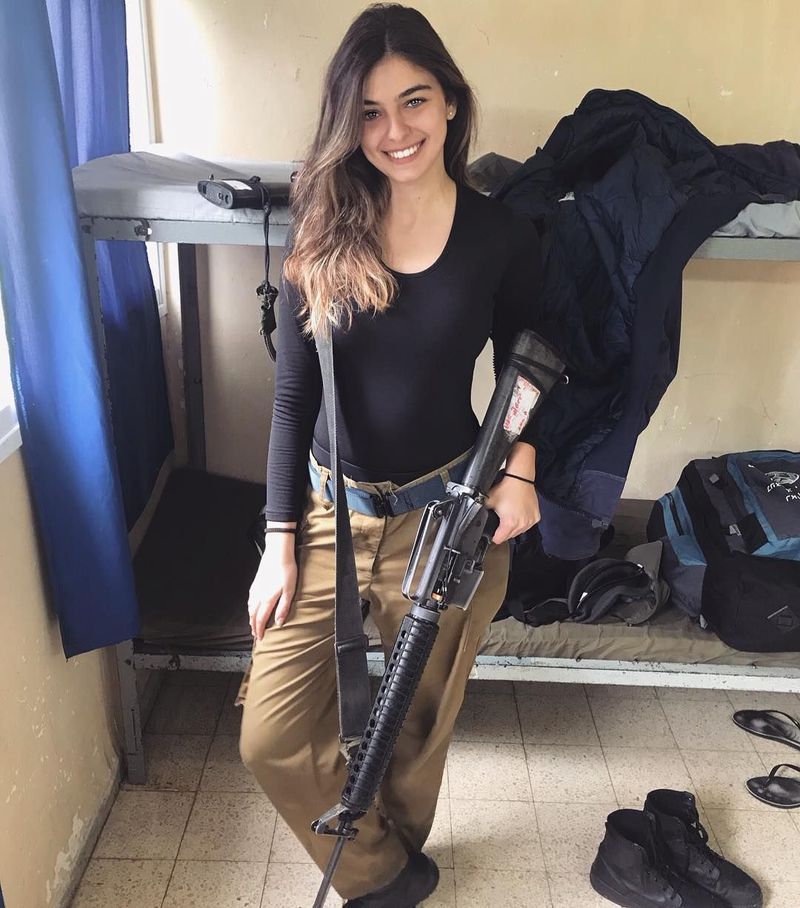 Kenalkan, ini Noa Elharar. Noa adalah seorang model yang sedang menjalani wajib militer selama 2 tahun sebagai tentara. Dia berdinas di Angkatan Darat Israel. (Instagram/Noa Elharar)