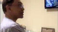 Anwar Ibrahim yang turut menyaksikan dari rumah sakit tempatnya dirawat pelantikan Mahathir Mohamad pada Kamis (10/5). Putri Nawar, Nurul Izzah, menyatakan ayahnya akan segera bebas dalam hitungan hari. Mahathir juga telah menyampaikan Kerajaan telah mengindikasikan untuk mengampuni Anwar dari segala dakwaan.  (Foto: Dok. Dr Ariff Bahardin/via REUTERS)