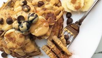 Pancake dari oat @jamiefishkin ini diberi paduan irisan pisang, blueberry dan chocolate chips. Disajikan dengan selai kacang. Yummy! Foto: Instagram: @jamiefishkin