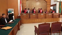 Jaksa tidak dapat menghadirkan terdakwa kasus bom Thamrin, Aman Abdurrahman alias Oman Rochman alias Abu Sulaiman bin Ade Sudarman, dalam persidangan hari ini.