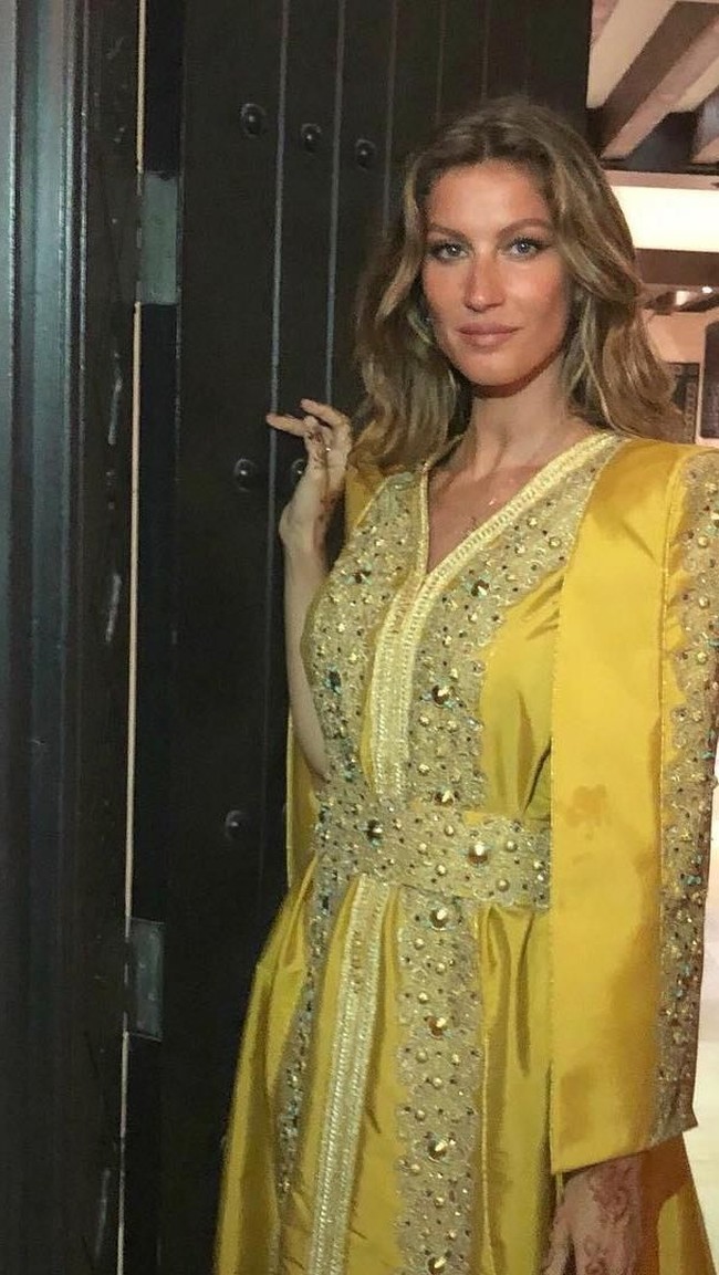 Gisele Bündchen telah berkarier sebagai model saat remaja. Ia pun hanya tamatan SMP dan tidak melanjutkan sekolah SMA.  Foto: (gisele/Instagram)