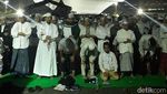Foto: Syahdunya Salat Subuh Massa Aksi Bela Palestina di Monas