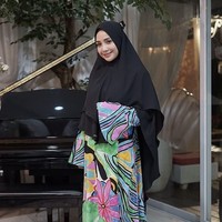 Nagita Slavina juga memiliki bisnis hijab dan mukena bernama Nagita Slavina Mukena. Ia sering tampil menjadi model untuk produk-produknya itu. (Foto: Istimewa)