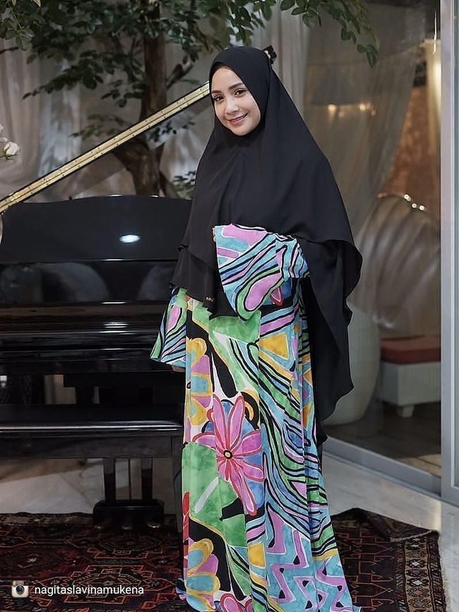 Nagita Slavina juga memiliki bisnis hijab dan mukena bernama Nagita Slavina Mukena. Ia sering tampil menjadi model untuk produk-produknya itu. (Foto: Istimewa)