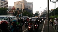 Arus lalu lintas di kawasan Gambir terpantau padat. Pengendara masih bisa melintas di depan Patung Kuda ke arah Stasiun Gambir. Fotografer: Samsudhuha Wildansyah/detikcom