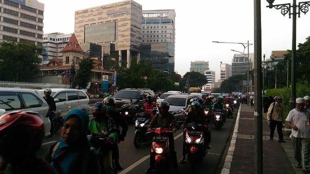 Arus lalu lintas di kawasan Gambir terpantau padat.