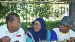 Sering Makan Bareng Warga, Ini Dia 10 Pose Seru Cagub Jabar, Deddy Mizwar
