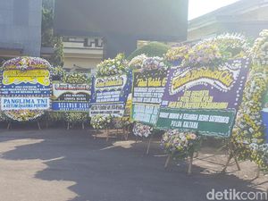Puluhan Karangan Bunga Penuhi Pekarangan Mako Brimob