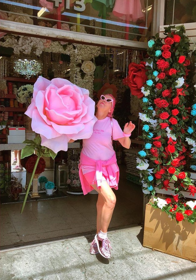 Dia adalah Kitten Kay Sera, wanita 52 tahun yang hidup di California. Sejak tahun 1980, Sera sudah cinta dengan warna pink. Kecintannya tersebut pun menjadi obsesi.  Foto: Instagram