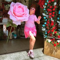 Dia adalah Kitten Kay Sera, wanita 52 tahun yang hidup di California. Sejak tahun 1980, Sera sudah cinta dengan warna pink. Kecintannya tersebut pun menjadi obsesi.  Foto: Instagram