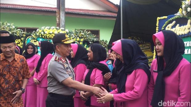  Kapolri Jenderal Tito Karnavian mendatangi rumah duka Aipda Denny Setiadi yang gugur saat rusuh napi teroris di  Mako Brimob, Jumat (11/5/2018)