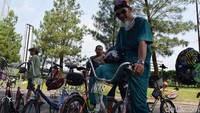 Fredynas, peserta asal Kebayoran Lama ini mengenakan baju operasi. Sesuai dengan profesinya, kali ini ia mengenakan baju tersebut tidak untuk membedah pasien, melainkan untuk bersepeda. Wahhh.. Foto: Annisya/detikHealth 