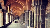 Komplek candi ini cukup luas. Traveler bisa berburu foto-foto keren dibalik bangunan-bangunan di komplek candi ini. (ajay_govardhan/Instagram)