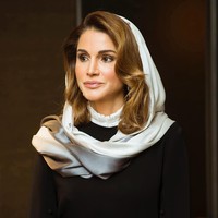 Ratu Rania adalah anggota kerajaan paling cantik dan wanita yang penampilannya sangat menarik. Dia punya nilai tertinggi untuk bentuk dagu klasik juga nilai tinggi untuk bibir. Nilainya rendah untuk lebar hidung dan area alis,  Foto: Instagram