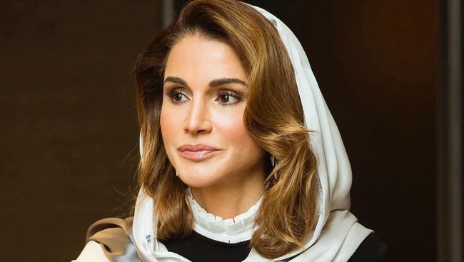 Ratu Rania adalah anggota kerajaan paling cantik dan wanita yang penampilannya sangat menarik. Dia punya nilai tertinggi untuk bentuk dagu klasik juga nilai tinggi untuk bibir. Nilainya rendah untuk lebar hidung dan area alis,  Foto: Instagram