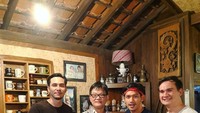 Bersama Darius Sinathrya, Ibnu terlihat bersemangat menikmati racikan secangkir kopi khas Indonesia. Foto: Instagram @ibnujamilo