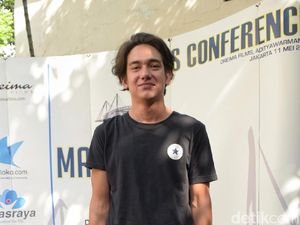 Adipati Dolken Si Gila Bola Dukung Liverpool Juara Liga Champions